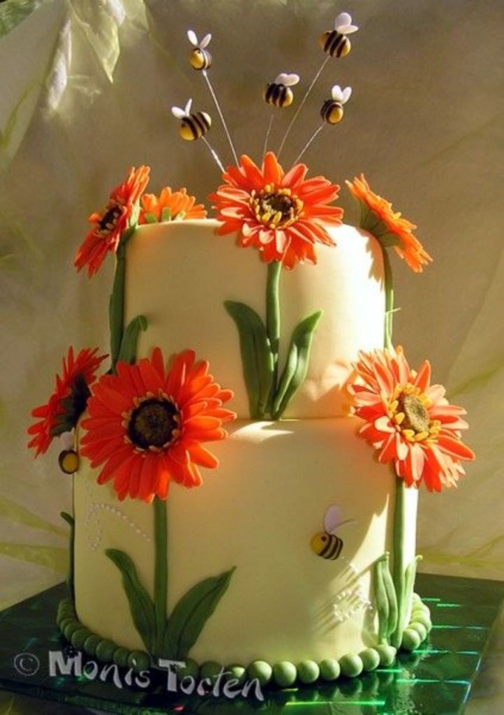Gerber Daisy Cake With Bees