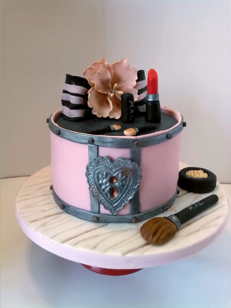 Beauty Case Cake