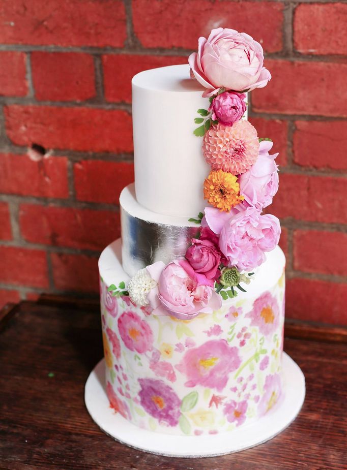 Stylish Wedding Cakes With Classical Details 11
