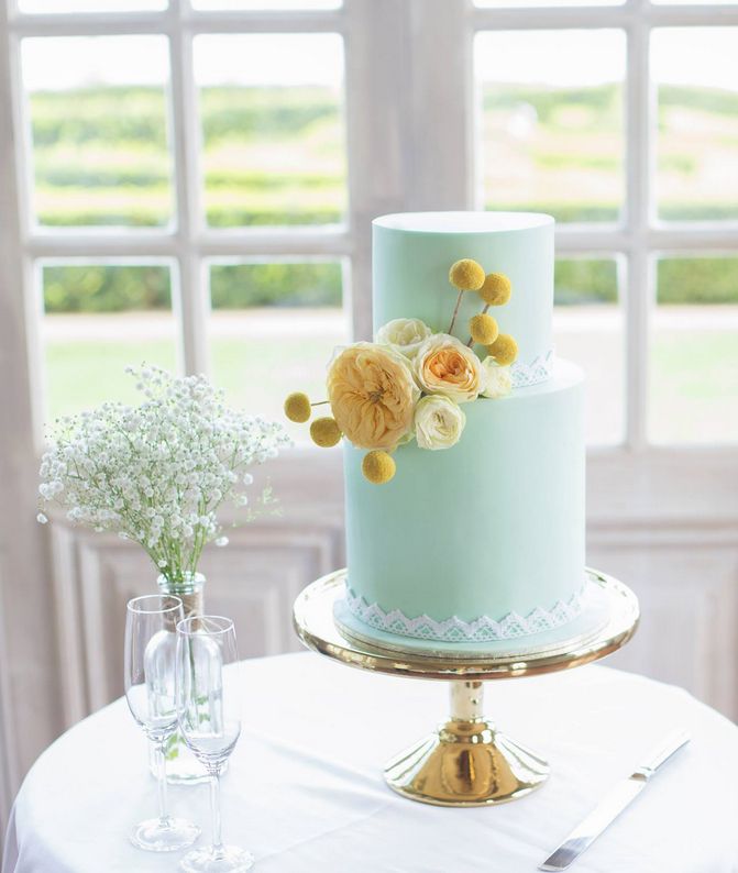 Stylish Wedding Cakes With Classical Details 16