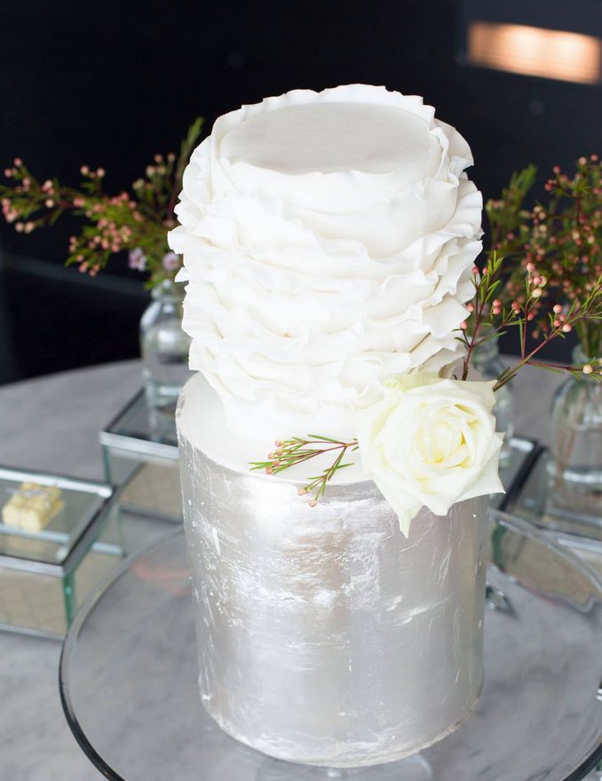 Stylish Wedding Cakes With Classical Details 17