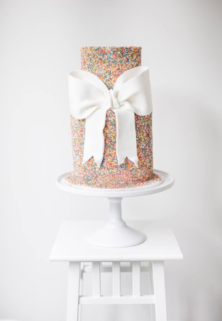 Stylish Wedding Cakes With Classical Details 3