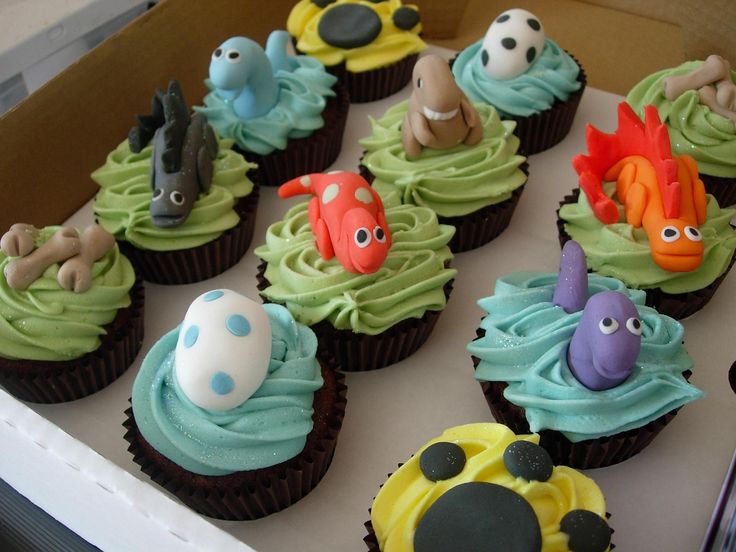 12 Dinosaur Cupcakes